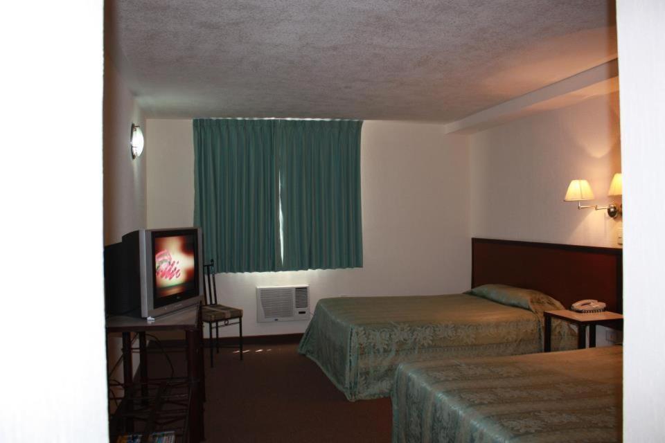 Hotel Bewow Querétaro Oda fotoğraf